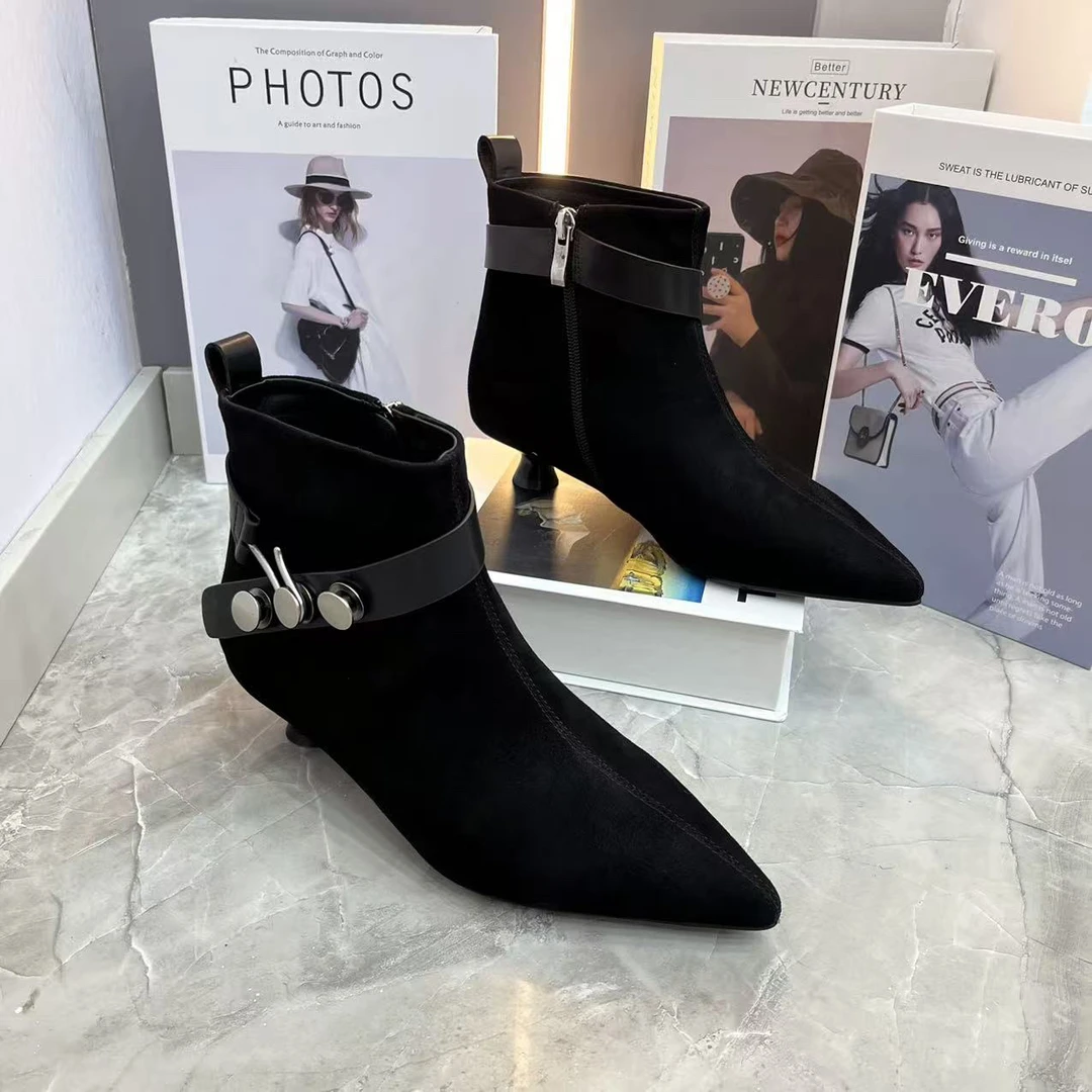 圆柱跟羊京皮卡扣短靴矮跟百搭时装靴