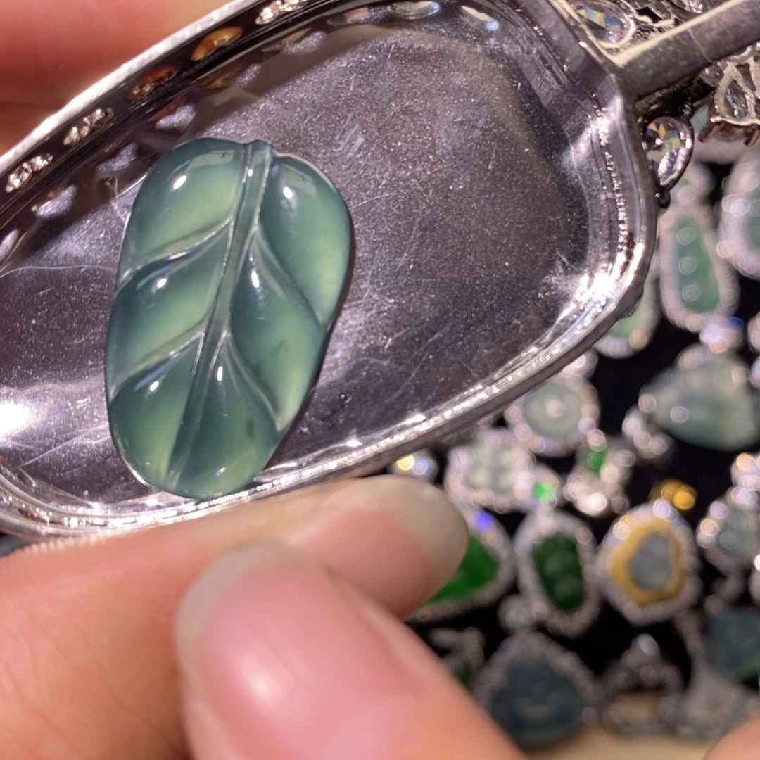 荼***。翡翠未镶嵌颈饰天然