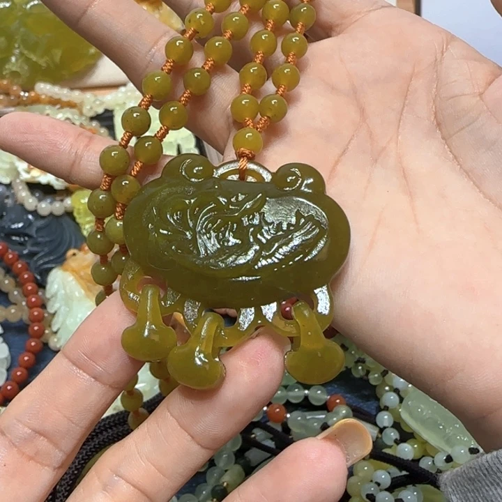 未镶嵌蛇纹石玉吊坠