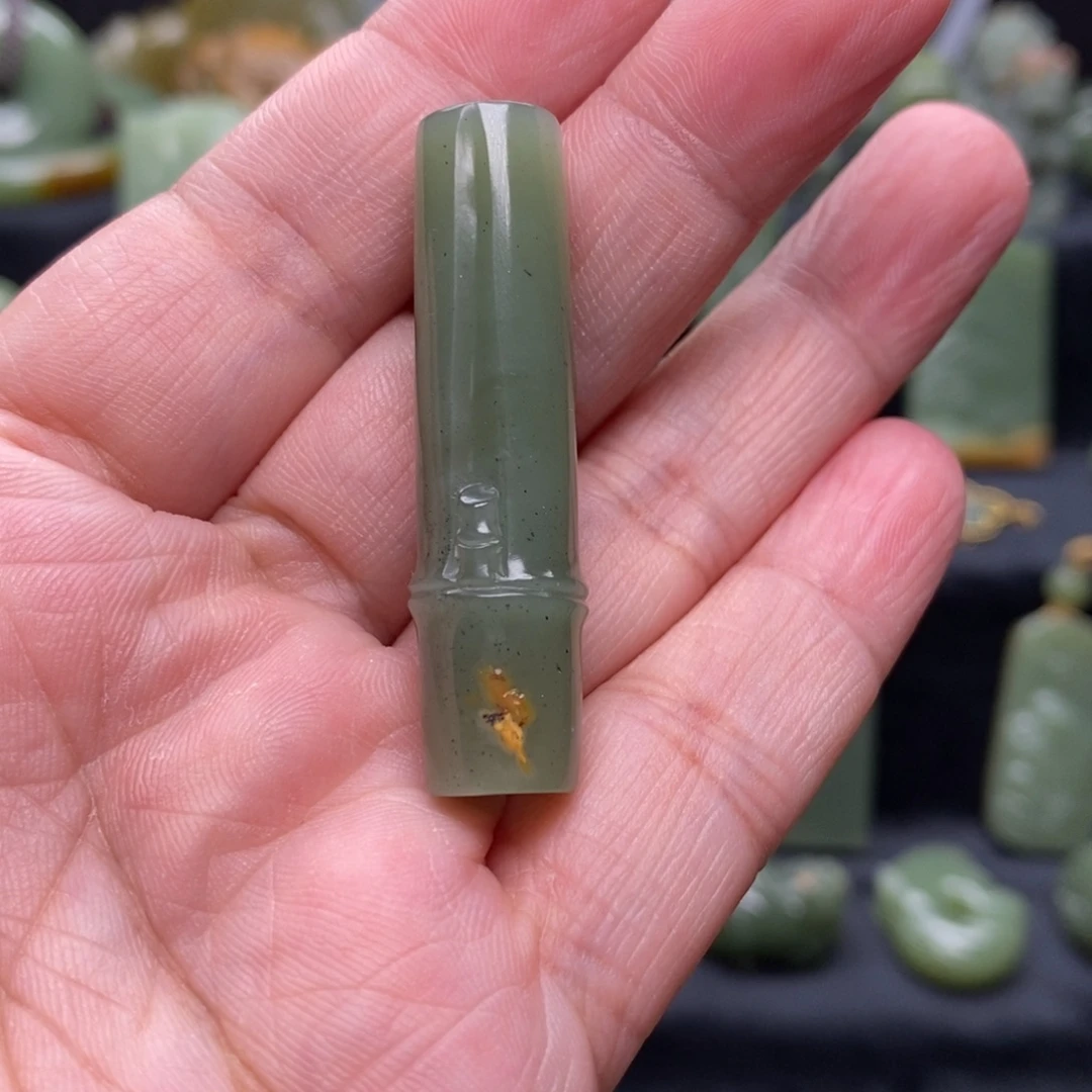 未镶嵌岫岩河磨玉（透闪石质玉）挂件