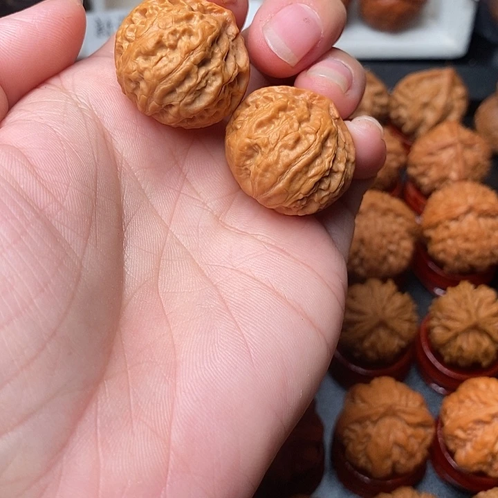 文玩核桃吊坠珊瑚纹