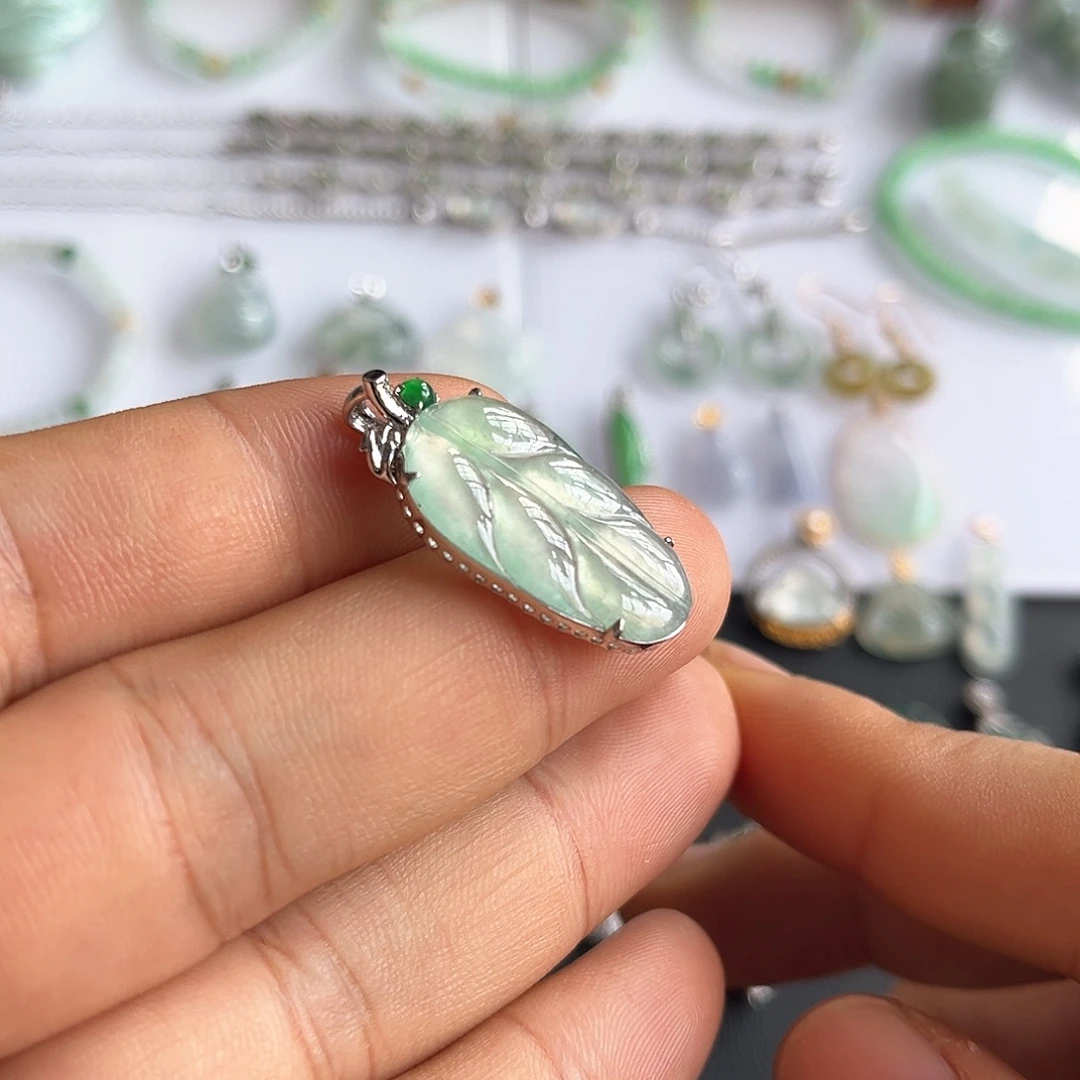 颈饰铂Pt900镶嵌翡翠福利