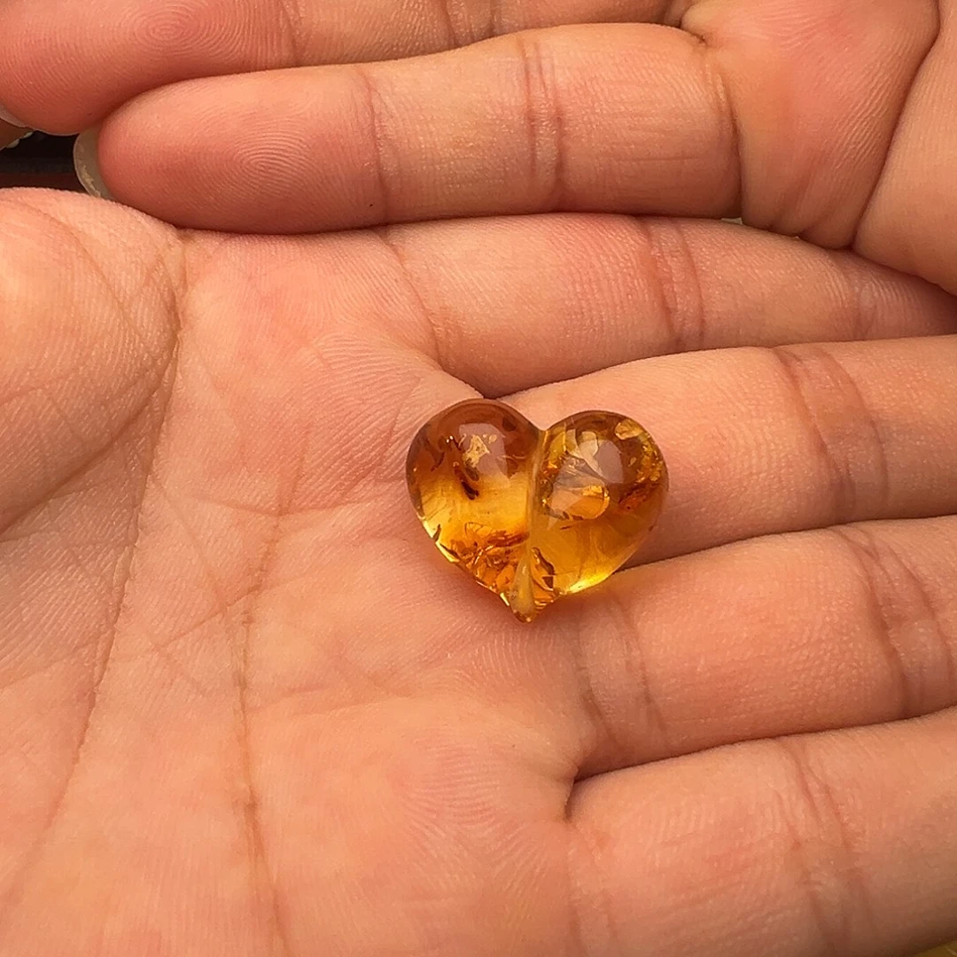 是****琥珀（花珀）未镶嵌颈饰花珀屁桃（打孔不退换）