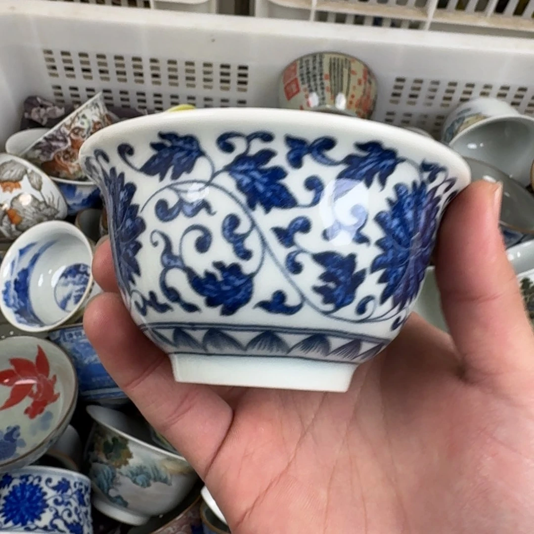 缠枝莲压手杯白瓷