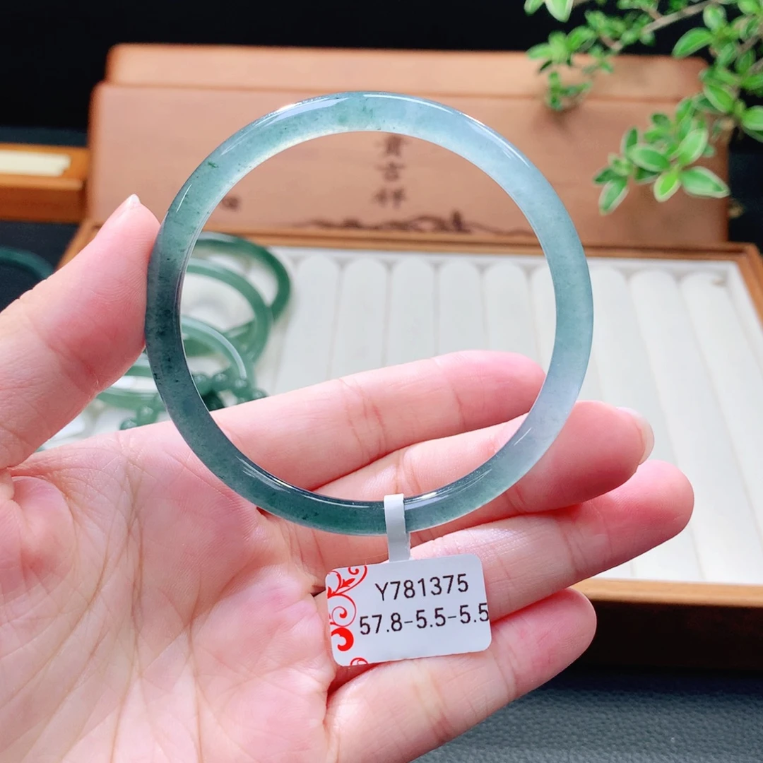 翡翠未镶嵌手镯（圆镯）
