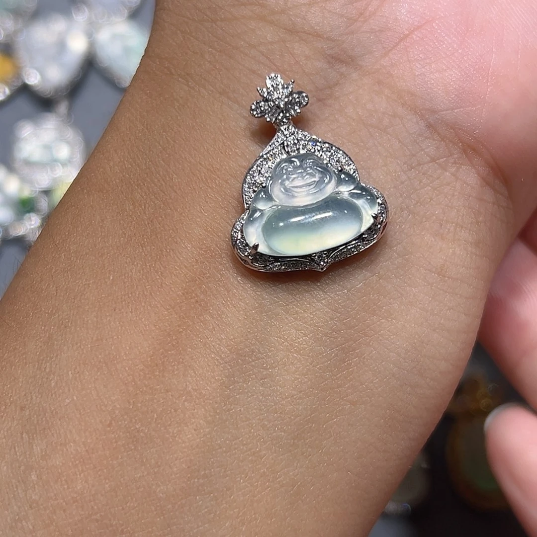 哎***哟翡翠18K金镶嵌颈饰