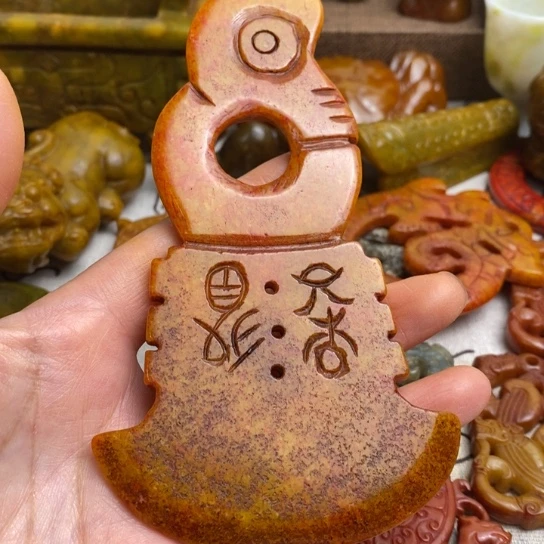 蛇纹石玉足铂镶嵌颈饰