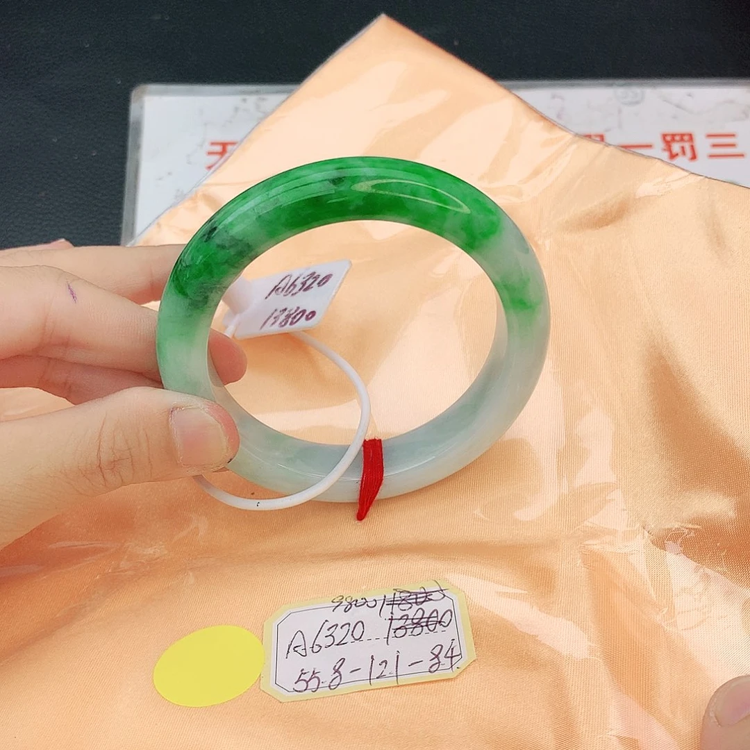 翡翠手镯未镶嵌我