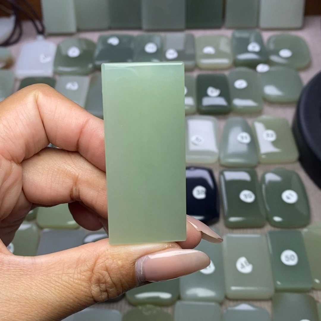 顺***然和田玉未镶嵌颈饰