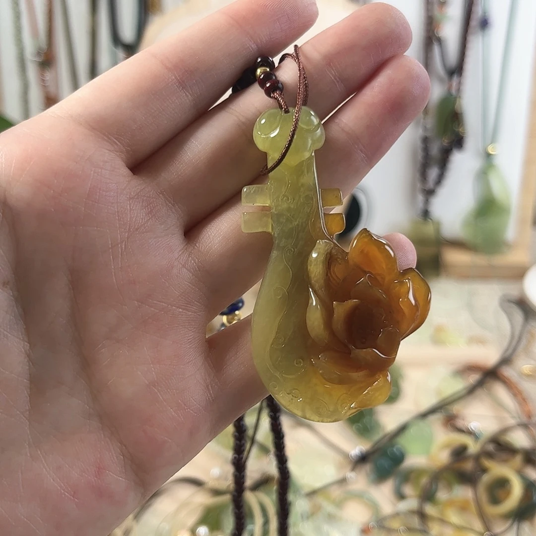 苏***惜未镶嵌蛇纹石玉颈饰