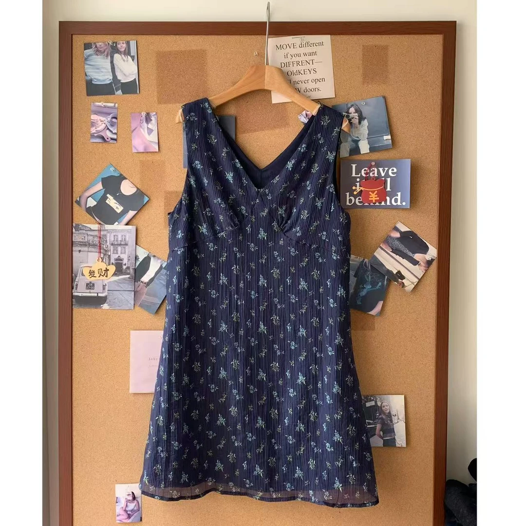 甜美碎花V领收腰宽松叠穿背心连衣裙