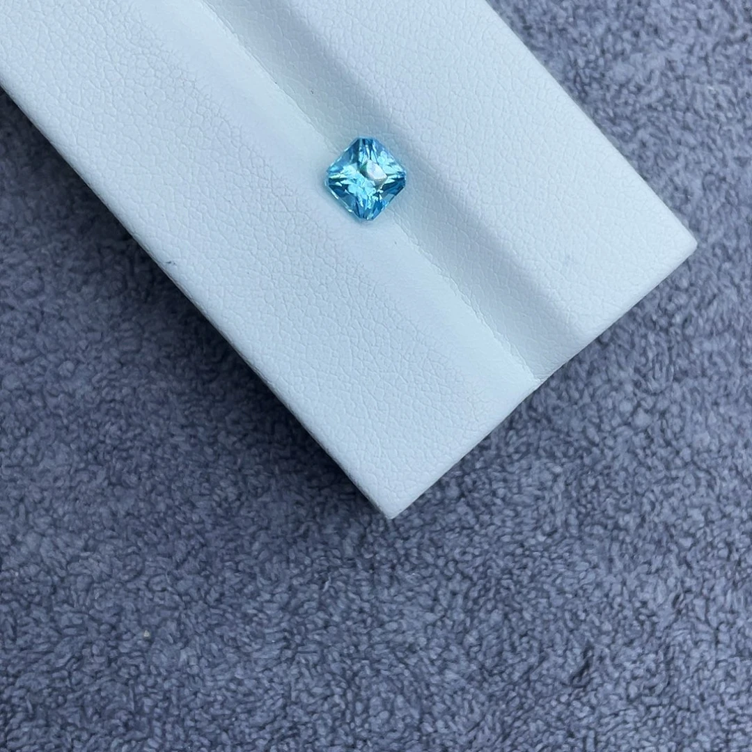 天然锆石未镶嵌裸石1.35Ct。