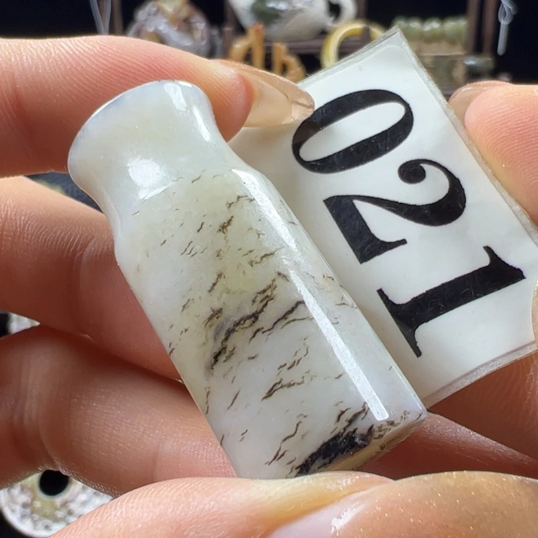 和田玉未镶嵌把件