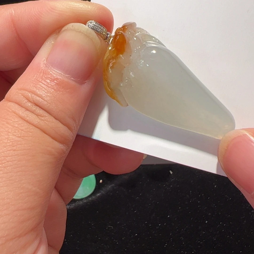 翡翠18K金镶嵌颈饰吊坠