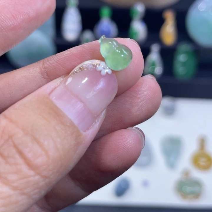 翡翠未镶嵌颈饰葫芦