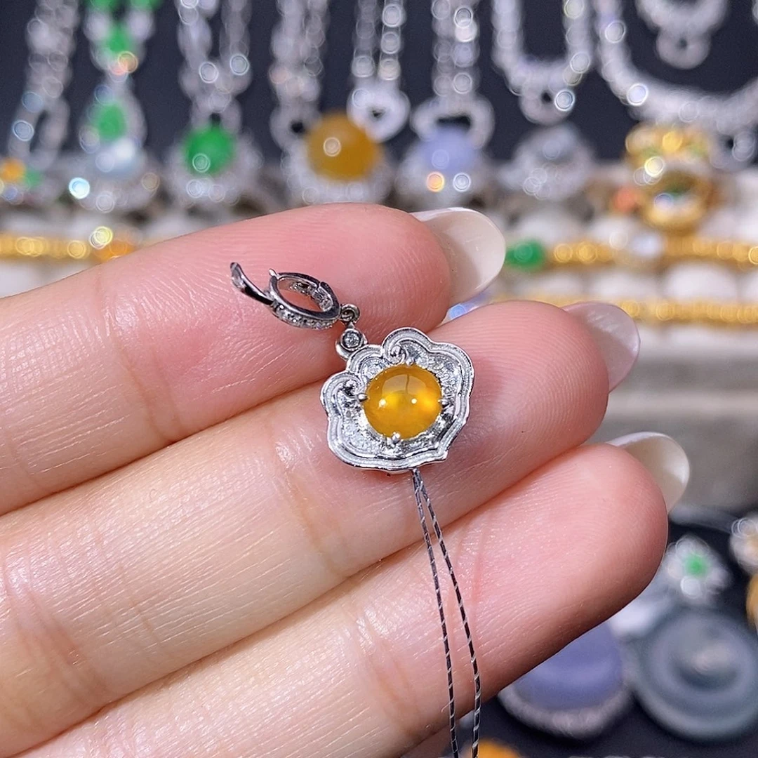 翡翠18K金镶嵌颈饰吊坠