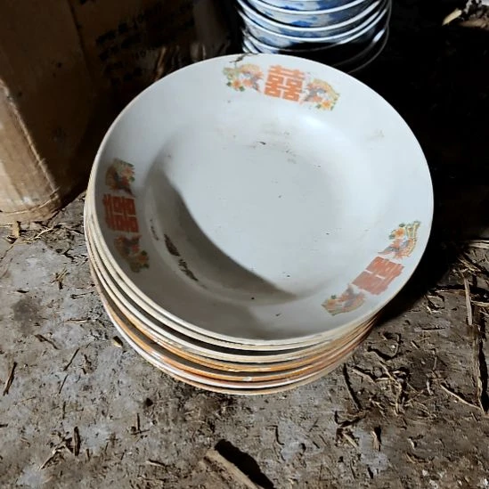绿泥盘子碗茶壶啥都有