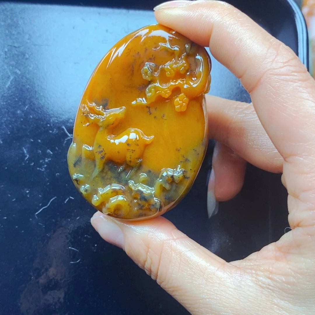 石英质玉（黄龙玉）未镶嵌颈饰