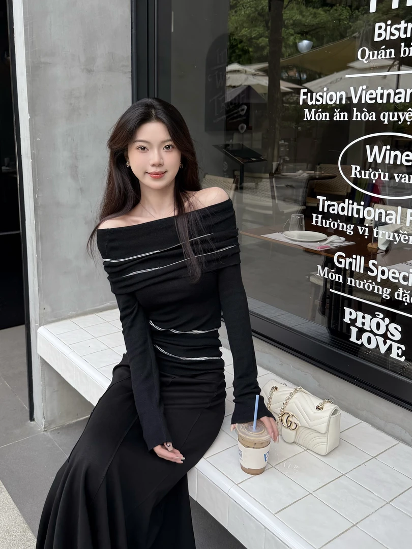 【灵感缪斯】秋季线条大翻领一字肩不规则针织衫女气质修身长袖上衣