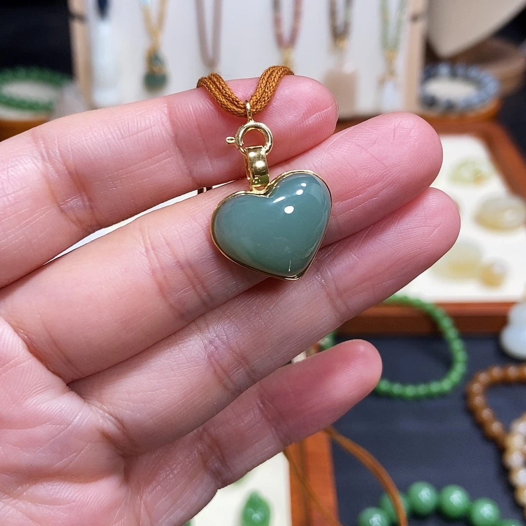 萍***果和田玉18K金镶嵌颈饰