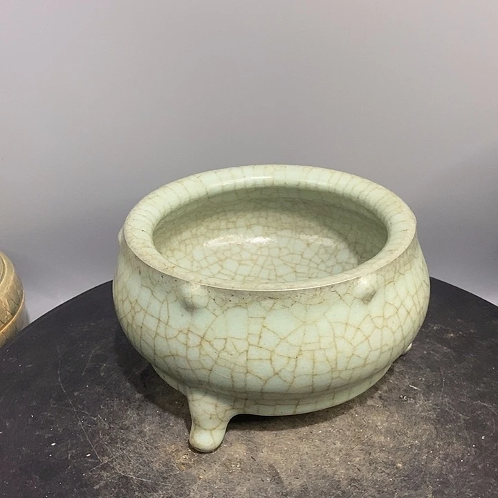 官窑三足炉造型美观