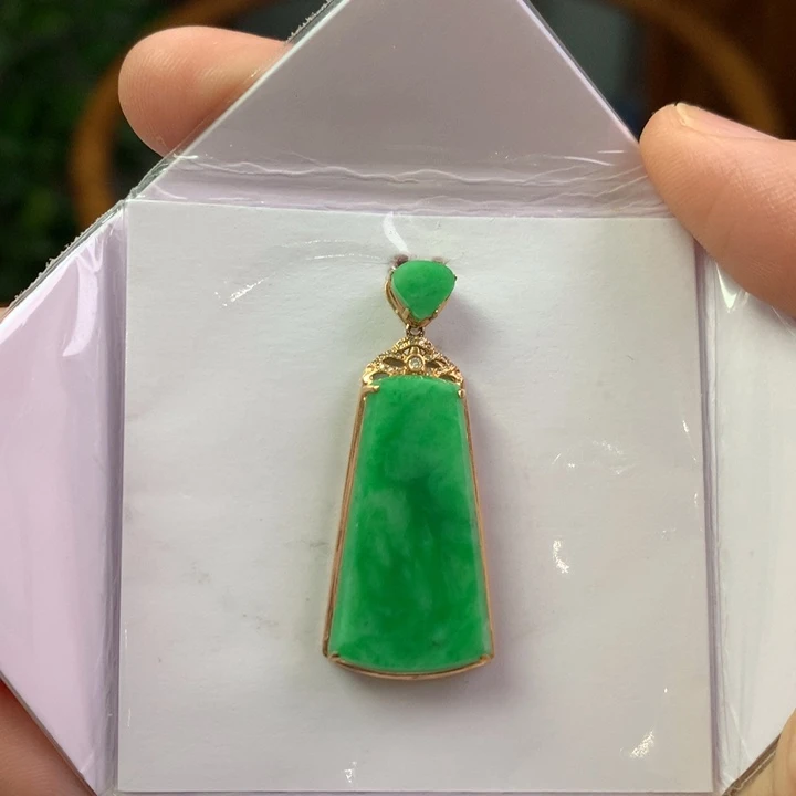 翡翠18K金镶嵌颈饰翡翠吊坠