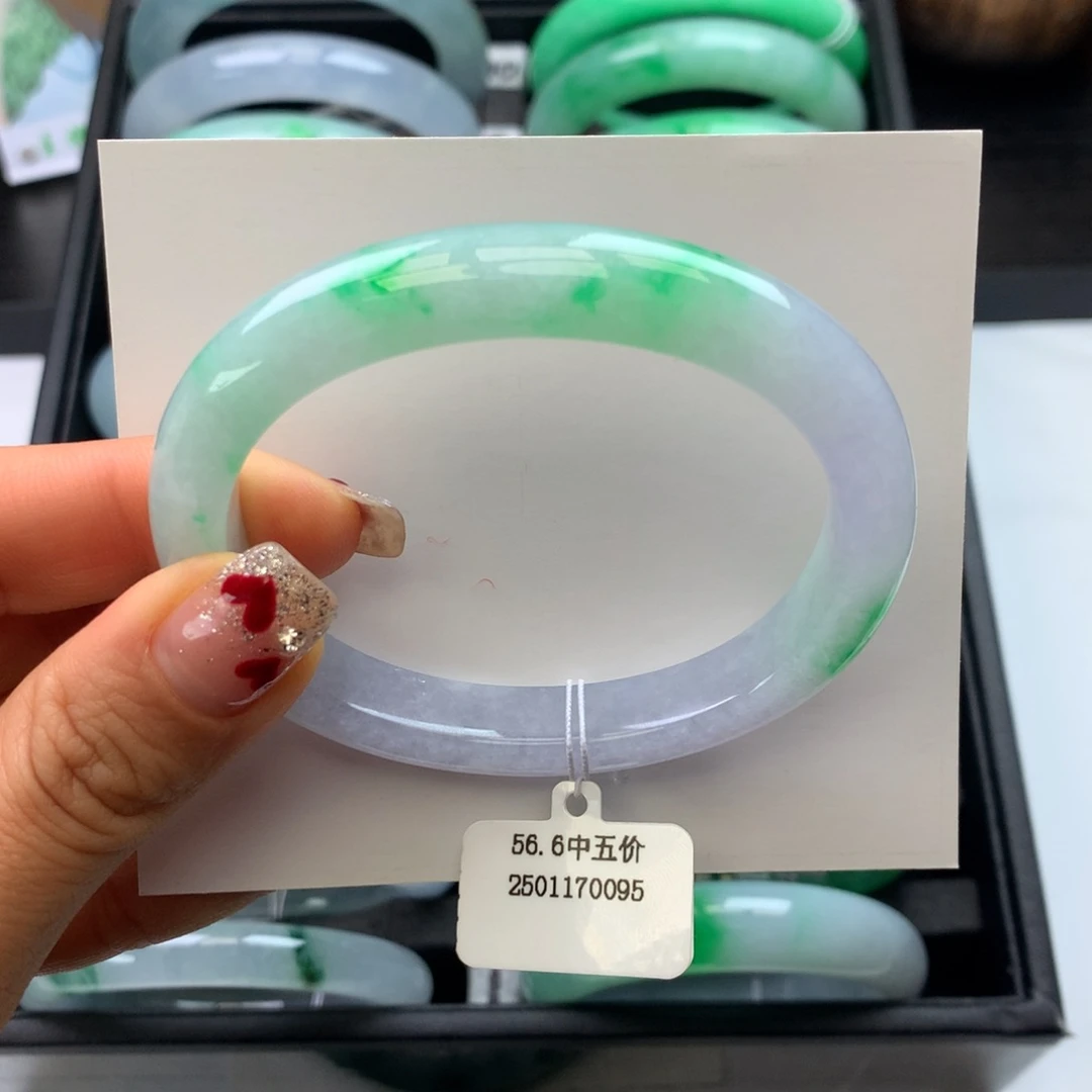 翡翠手镯未镶嵌白底青贵妃圈