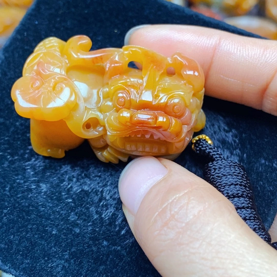 未镶嵌石英质玉（黄龙玉）颈饰