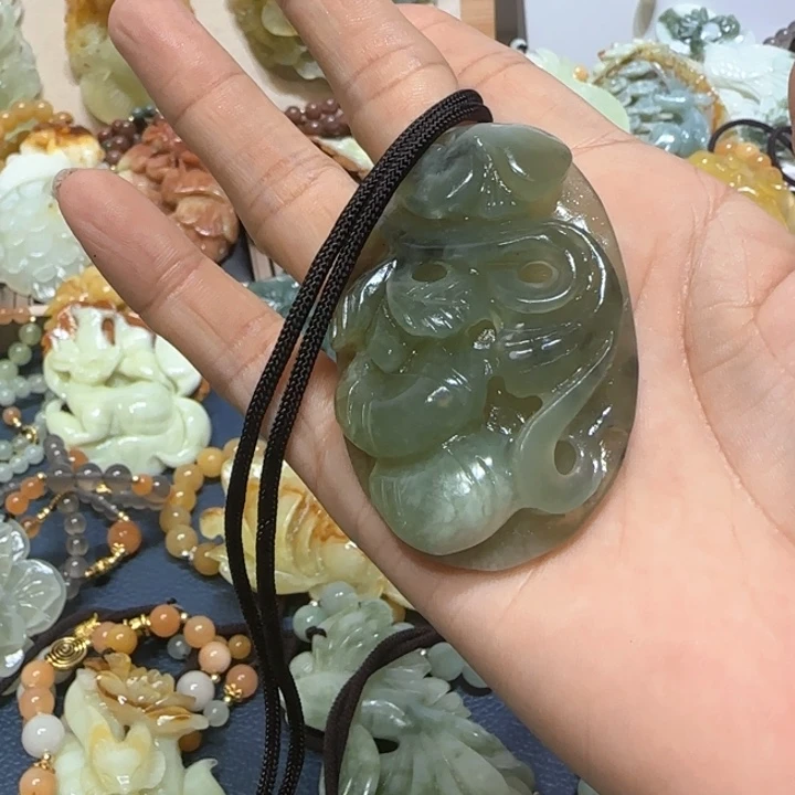 蛇纹石玉吊坠合金