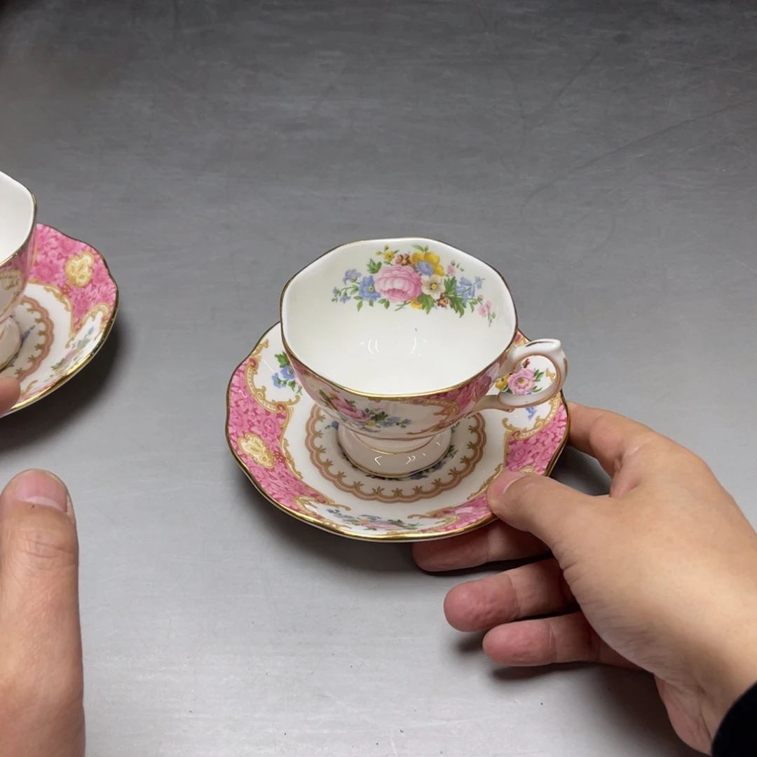 瓷片哈**斯密密麻麻地排列在