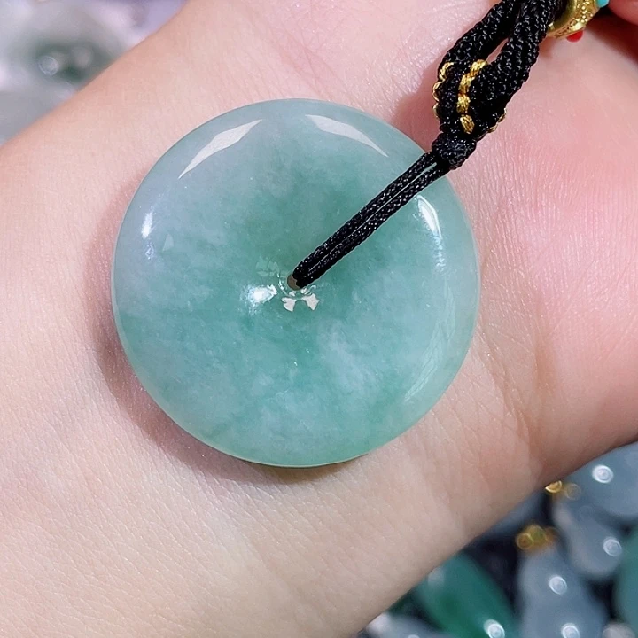 翡翠未镶嵌颈饰平安扣
