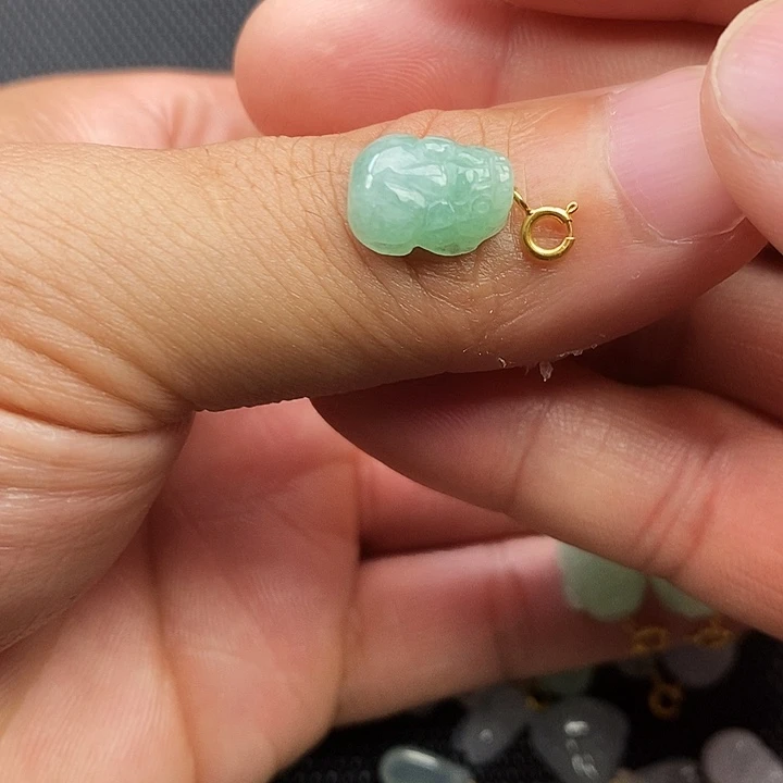 陈***丽颈饰18K金镶嵌翡翠