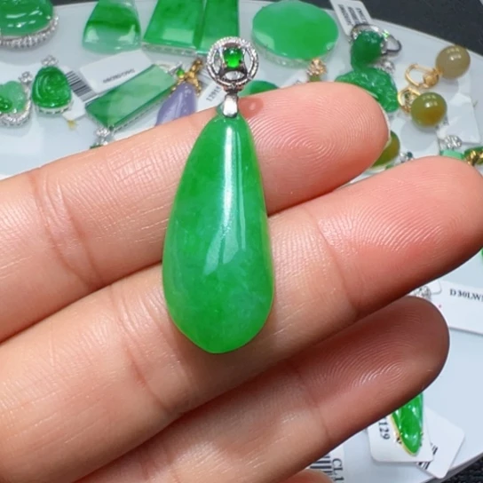 颈饰18K金镶嵌翡翠