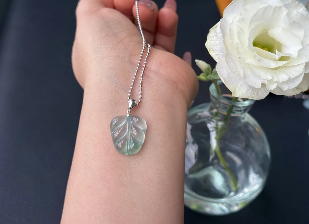 玻璃种飘花叶子 胶感强，难得好料子， 尺寸：18.5-16.8-4.6左右妈妈