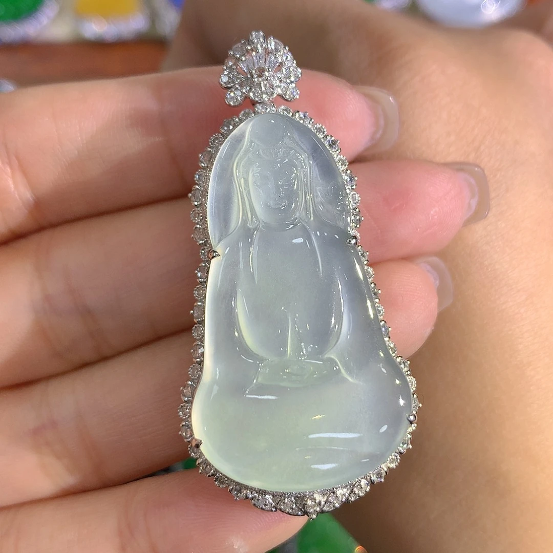 翡翠18K金镶嵌颈饰观音