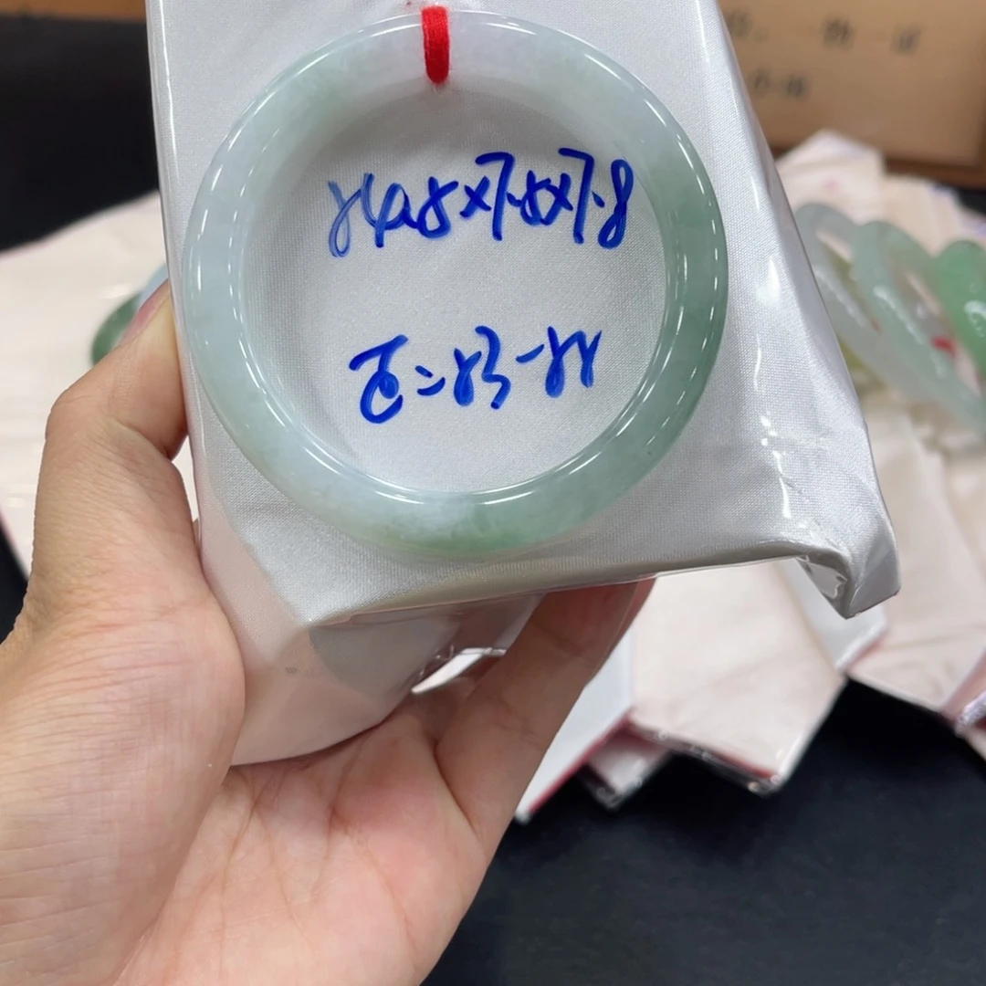 翡翠手镯未镶嵌翡翠