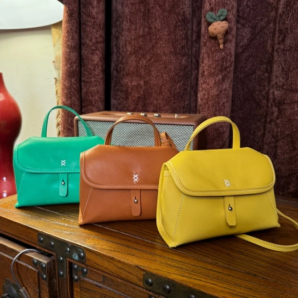 新款头层植鞣牛皮韩版翻盖复古小邮差包单肩斜挎包 555