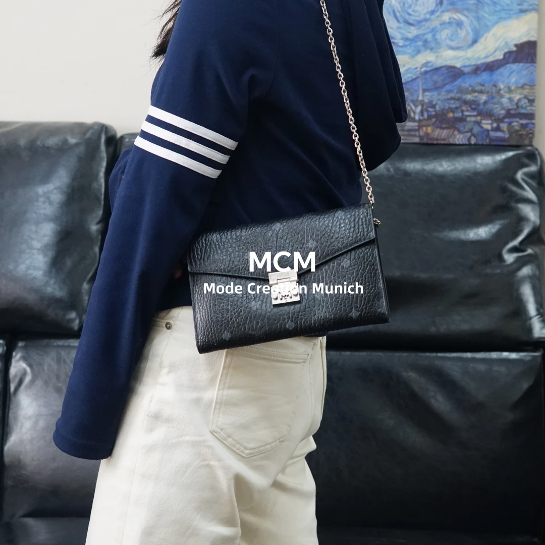 95新 MCM 黑色斜挎包/AF12408640/8640