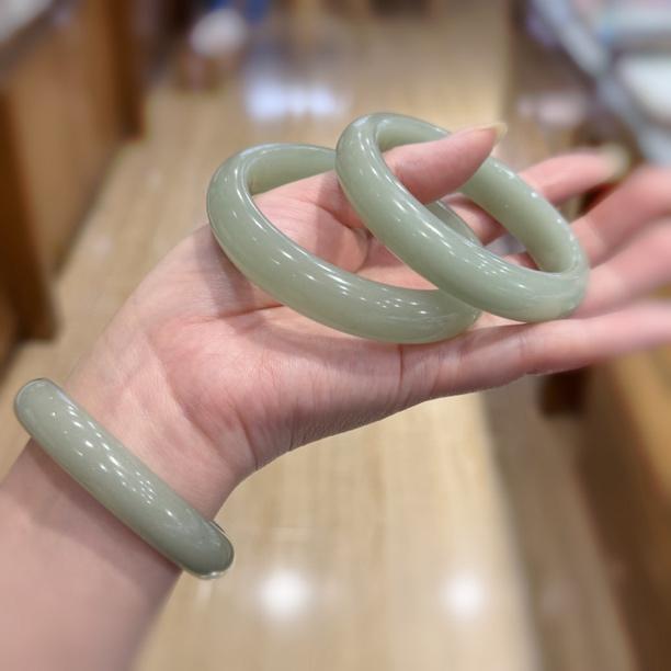 天然东陵玉镯（石英岩玉）女款节日礼物多样性发其一