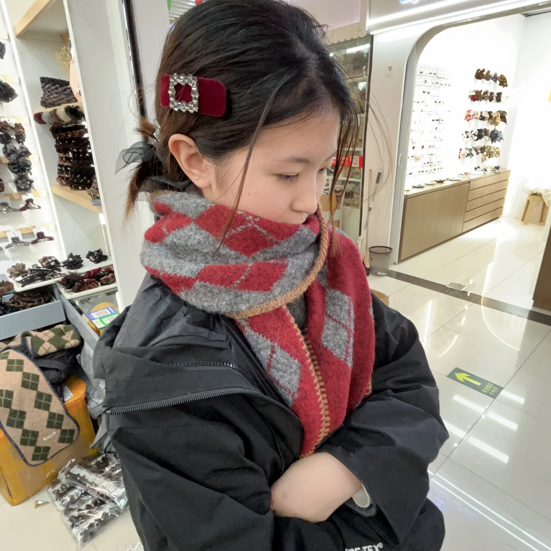 P235费尔岛红色系列围巾