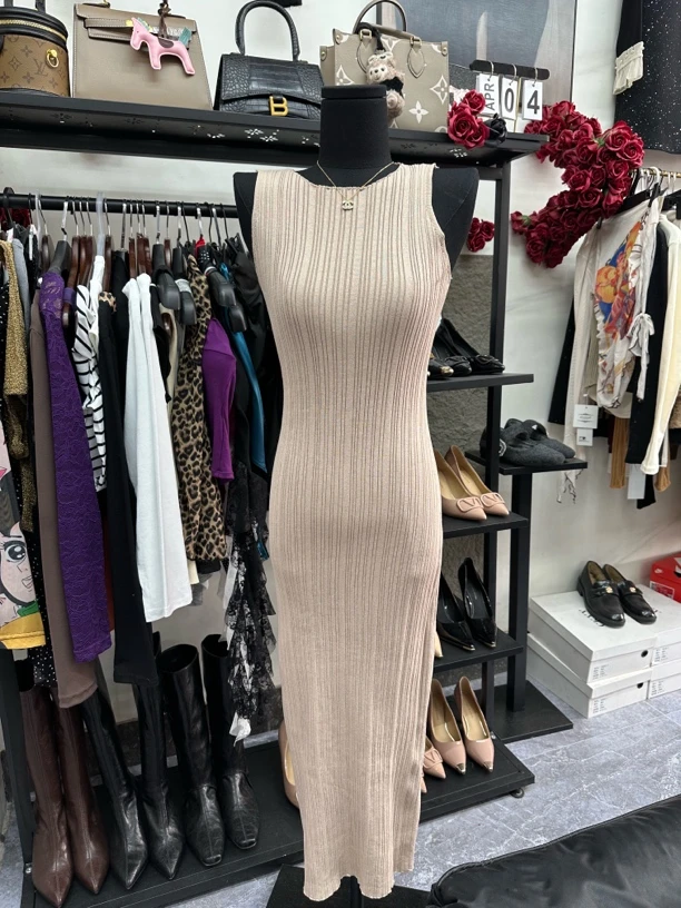 卡其色修身包臀长裙纯欲风肌理感针织背心连衣裙显瘦收腰