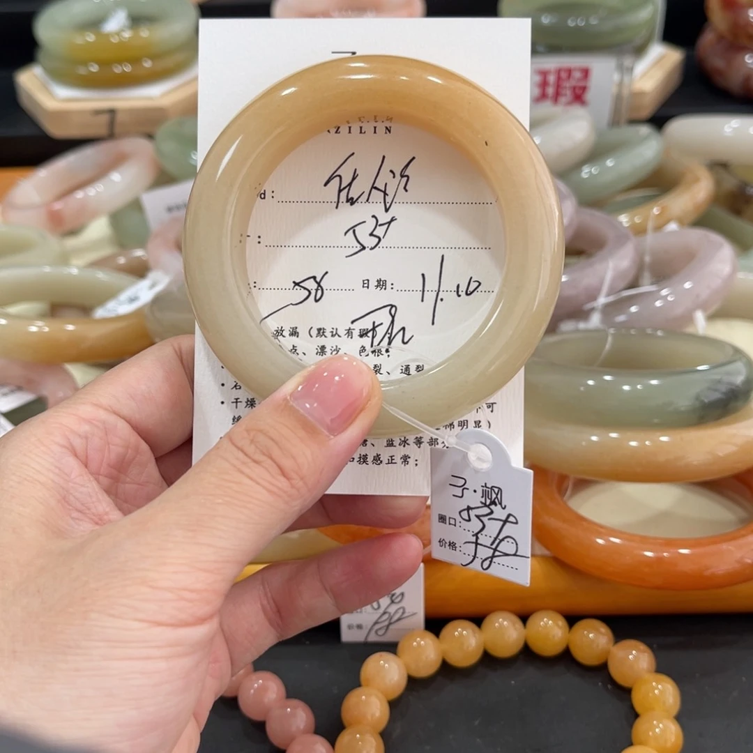 未镶嵌手镯石英质玉佳**约