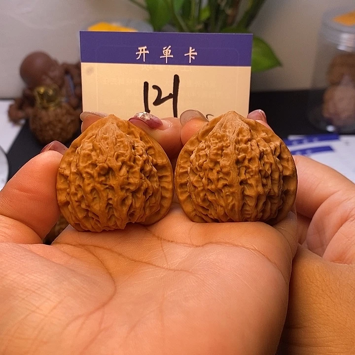 吊坠桃核金牛40无刀痕磕尖s