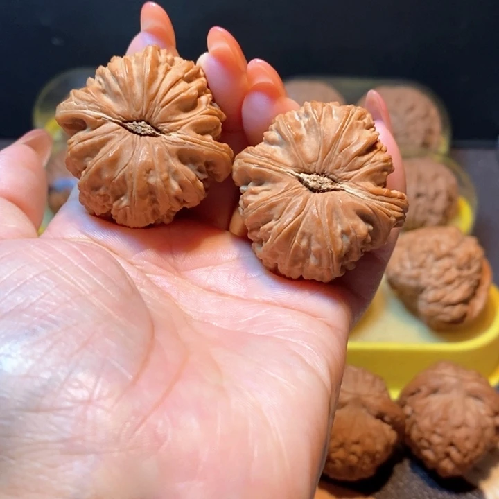 文玩核桃吊坠白狮子39