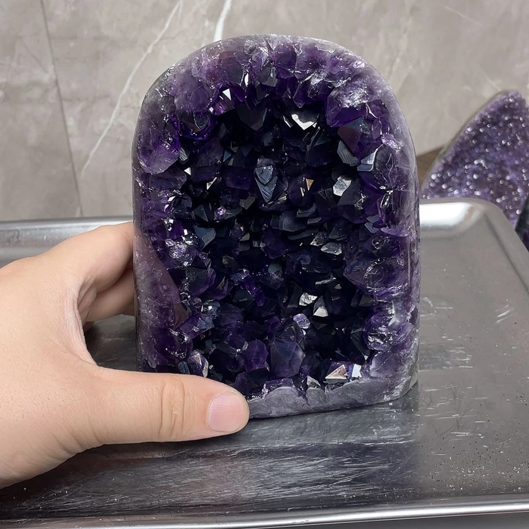 未镶嵌水晶大型摆件（非配饰）有**人