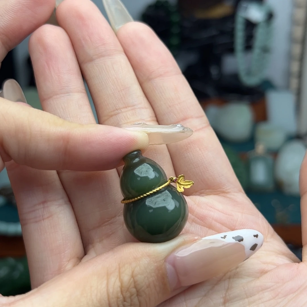 颈饰18K金镶嵌和田玉