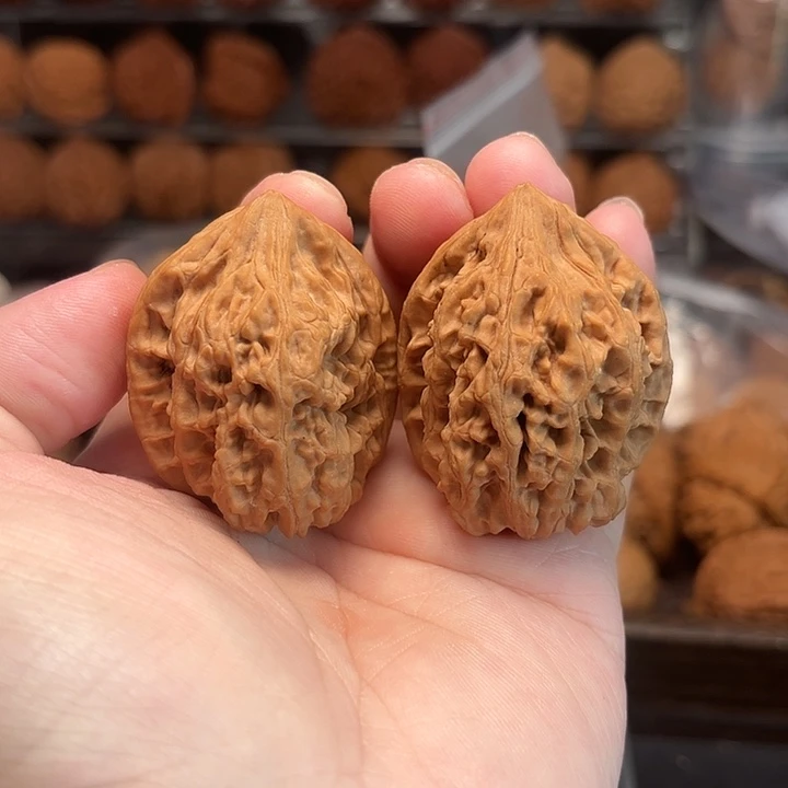 1文玩核桃赤霞峪鸡心38-362