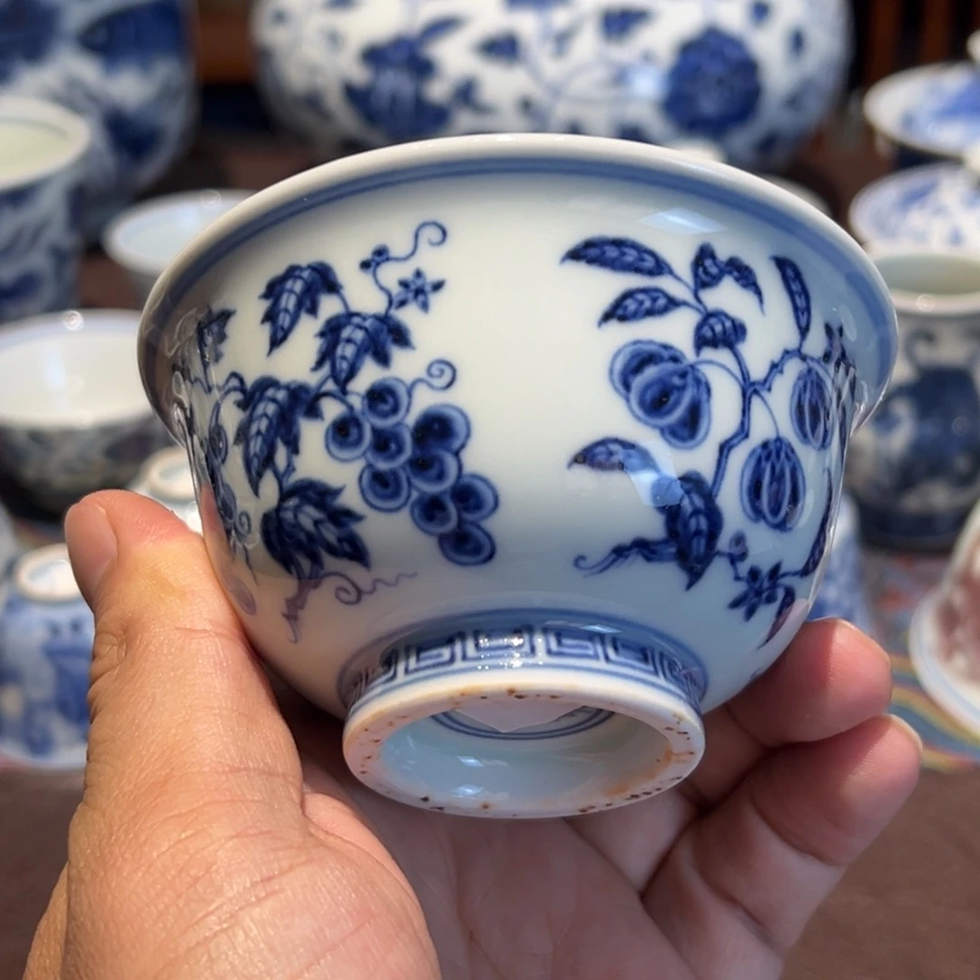 精品青花花卉瓜果纹压手杯口径约9.3厘米