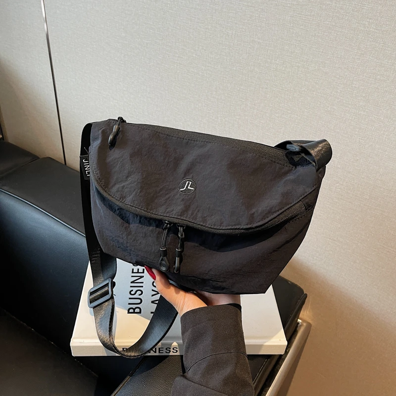 大容量尼龙布包包女春夏季百搭2025新款小众设计单肩斜挎包马鞍包