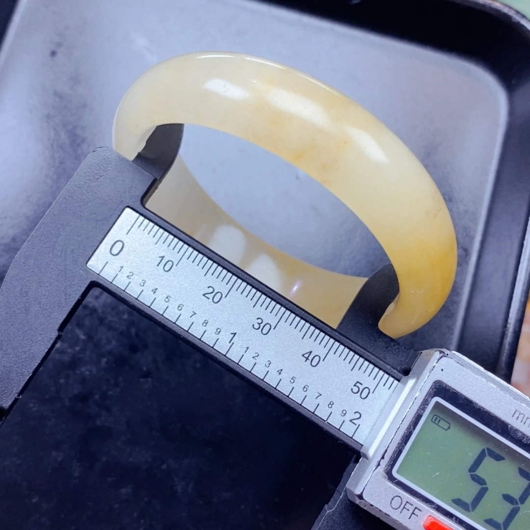石英质玉（黄龙玉）未镶嵌颈饰